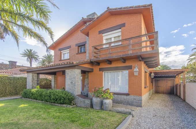 Casa de 4 dormitorios con piscina en la Península, Punta del este. Venta y alquiler temporal