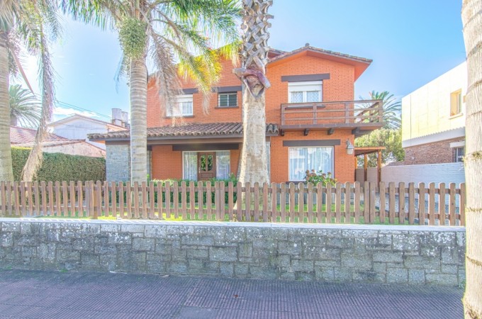 Casa de 4 dormitorios con piscina en la Península, Punta del este. Venta y alquiler temporal