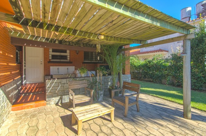 Casa de 4 dormitorios con piscina en la Península, Punta del este. Venta y alquiler temporal