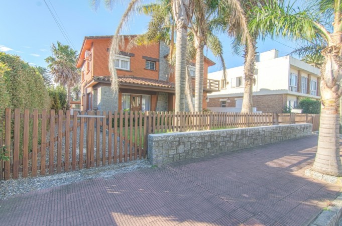 Casa de 4 dormitorios con piscina en la Península, Punta del este. Venta y alquiler temporal