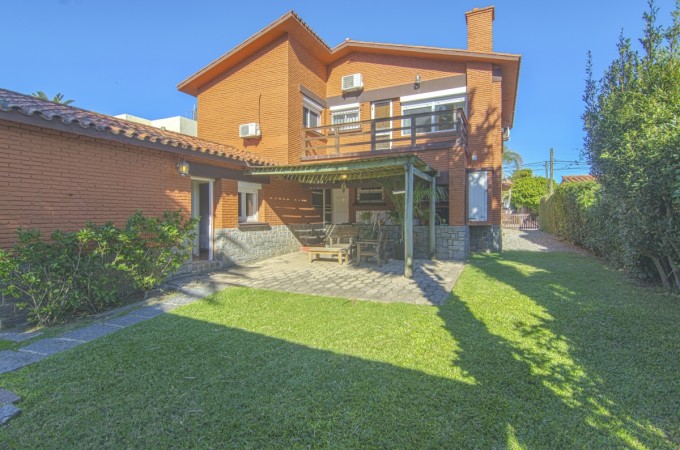 Casa de 4 dormitorios con piscina en la Península, Punta del este. Venta y alquiler temporal