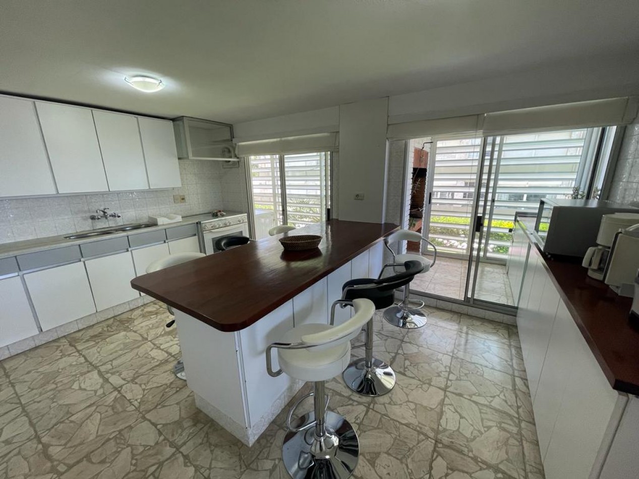 Unidad primera linea playa mansa 3 dormitorios en venta, vista directa al mar 