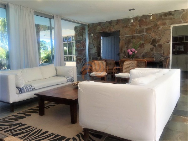 Casa de 5 dormitorios en suite a metros del mar, parada 16