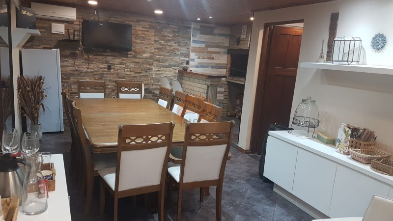 Casa con piscina climatizada de 3 dormitorios en Jardines de Cordoba. Venta y alquiler temporal