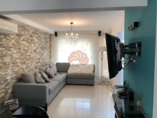 Casa con piscina climatizada de 3 dormitorios en Jardines de Cordoba. Venta y alquiler temporal