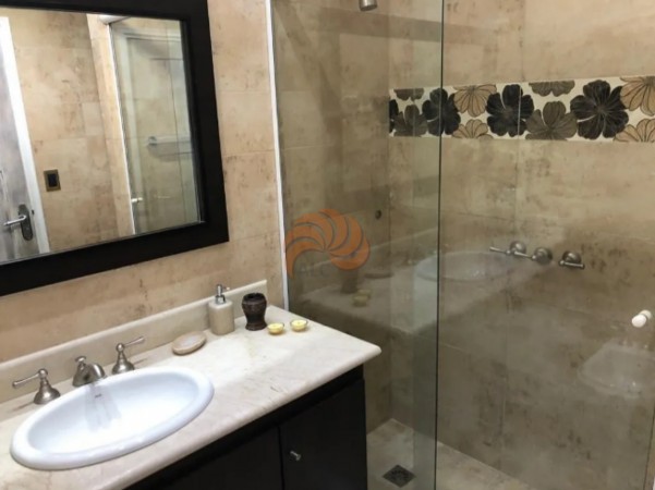 Casa con piscina climatizada de 3 dormitorios en Jardines de Cordoba. Venta y alquiler temporal