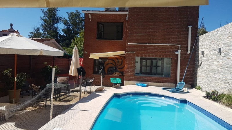 Casa con piscina climatizada de 3 dormitorios en Jardines de Cordoba. Venta y alquiler temporal