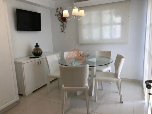 Casa con piscina climatizada de 3 dormitorios en Jardines de Cordoba. Venta y alquiler temporal