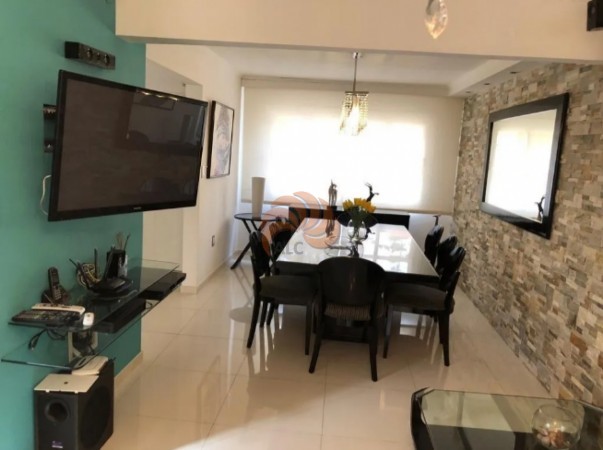 Casa con piscina climatizada de 3 dormitorios en Jardines de Cordoba. Venta y alquiler temporal