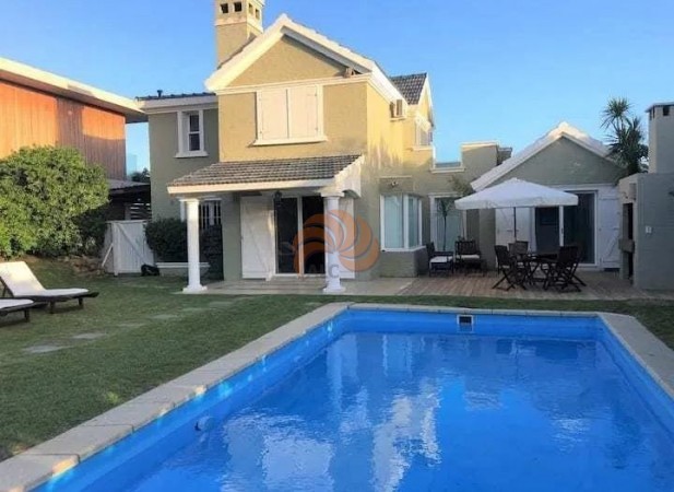 Casa frente al mar de 5 dormitorios en La Barra, Punta del Este