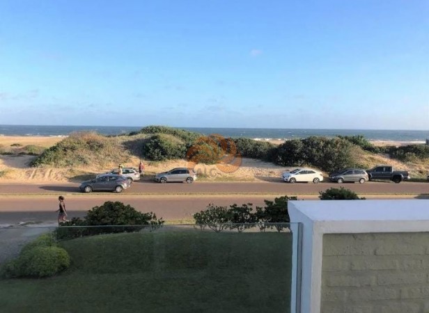 Casa frente al mar de 5 dormitorios en La Barra, Punta del Este