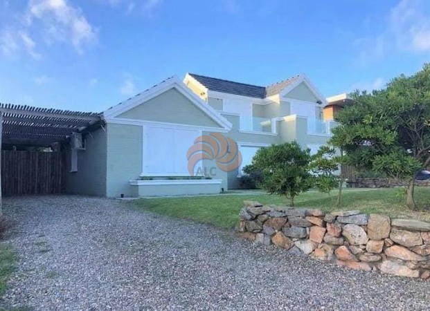 Casa frente al mar de 5 dormitorios en La Barra, Punta del Este