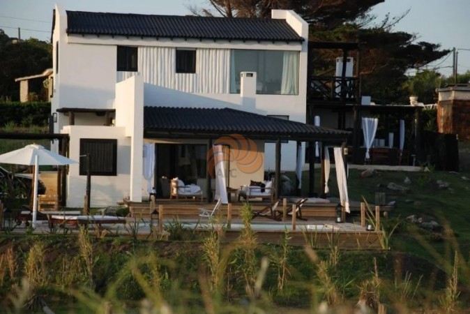 Casa de 5 dormitorios frente al mar con piscina en Punta Ballena