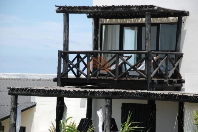 Casa de 5 dormitorios frente al mar con piscina en Punta Ballena