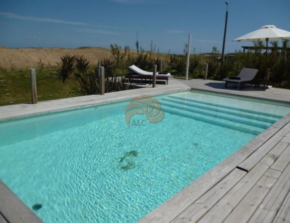 Casa de 5 dormitorios frente al mar con piscina en Punta Ballena