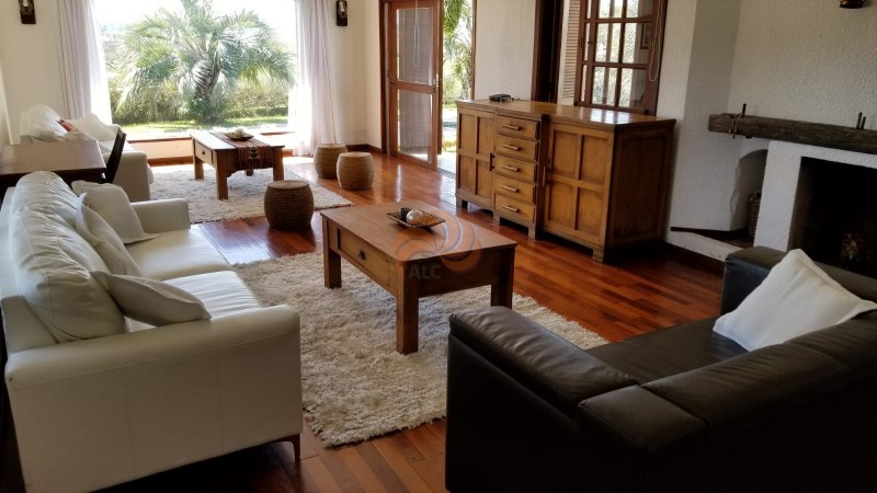 Casa de 4 dormitorios en Laguna del Diario, Playa Mansa. Venta y alquiler temporal