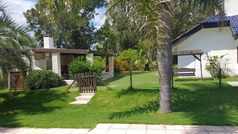 Casa de 4 dormitorios en Laguna del Diario, Playa Mansa. Venta y alquiler temporal