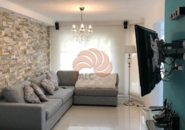 Casa con piscina climatizada de 3 dormitorios en Jardines de Cordoba. Venta y alquiler temporal